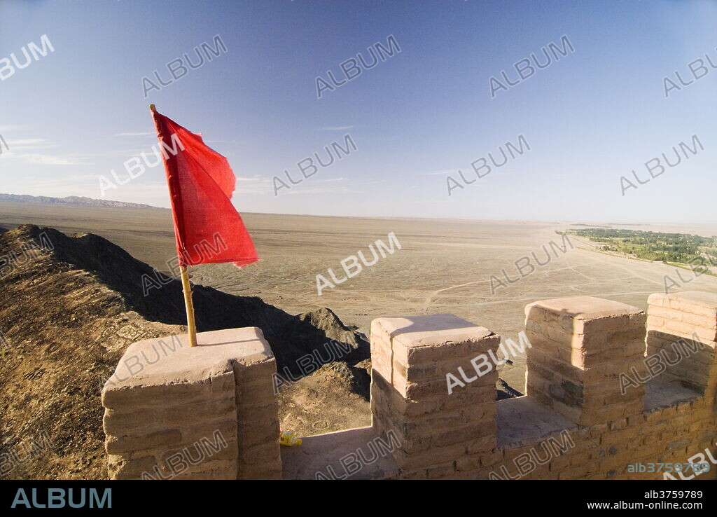 Red Flag flying on overhanging great wall, UNESCO World Heritage Site, Jiayuguan, Gansu, China, Asia.