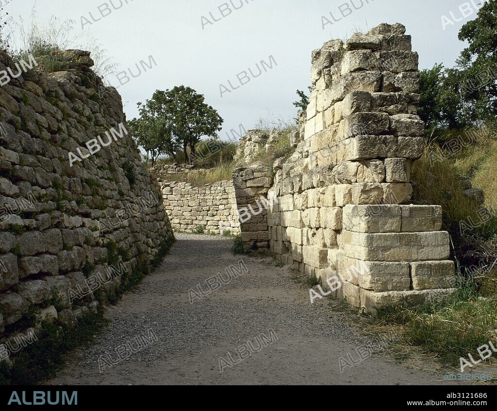 TROYA. Antigua ciudad de Asia Menor, habitada desde la Primera Edad del Bronce hasta el Imperio Romano. Estrato TROYA VI (1900-1300 a. C.). Vista de un tramo de la MURALLA VI S. Turquía.