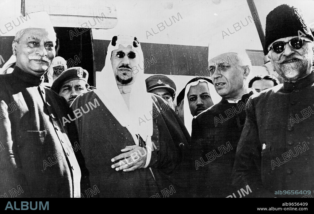 King Saud in India -- King Saud with president Rajendra prasad, premier Jawaharlal Nehru and Maulana Abdul kalam Azad, The Indian minister of education at the airport on his arrival. King Saud IBN Abdulaziz of Saudi Arabia arrived in New Delhi November 27, for A State visit to India. November 30, 1955. (Photo by Paul Popper, Paul Popper Ltd.).