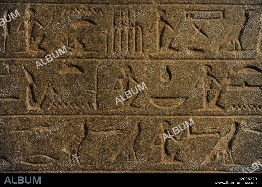 ARTE EGIPCIO. EGIPTO. Estela de la zona fronteriza de Nubia, del faraón Sesostris III. Cuarcita. Detalle signos jeroglíficos. Hacia el 1860 a. C. Dinastía 12. Semna (Sudan). Africa. Neues Museum (Museo Nuevo). Berlín. Alemania. Europa.