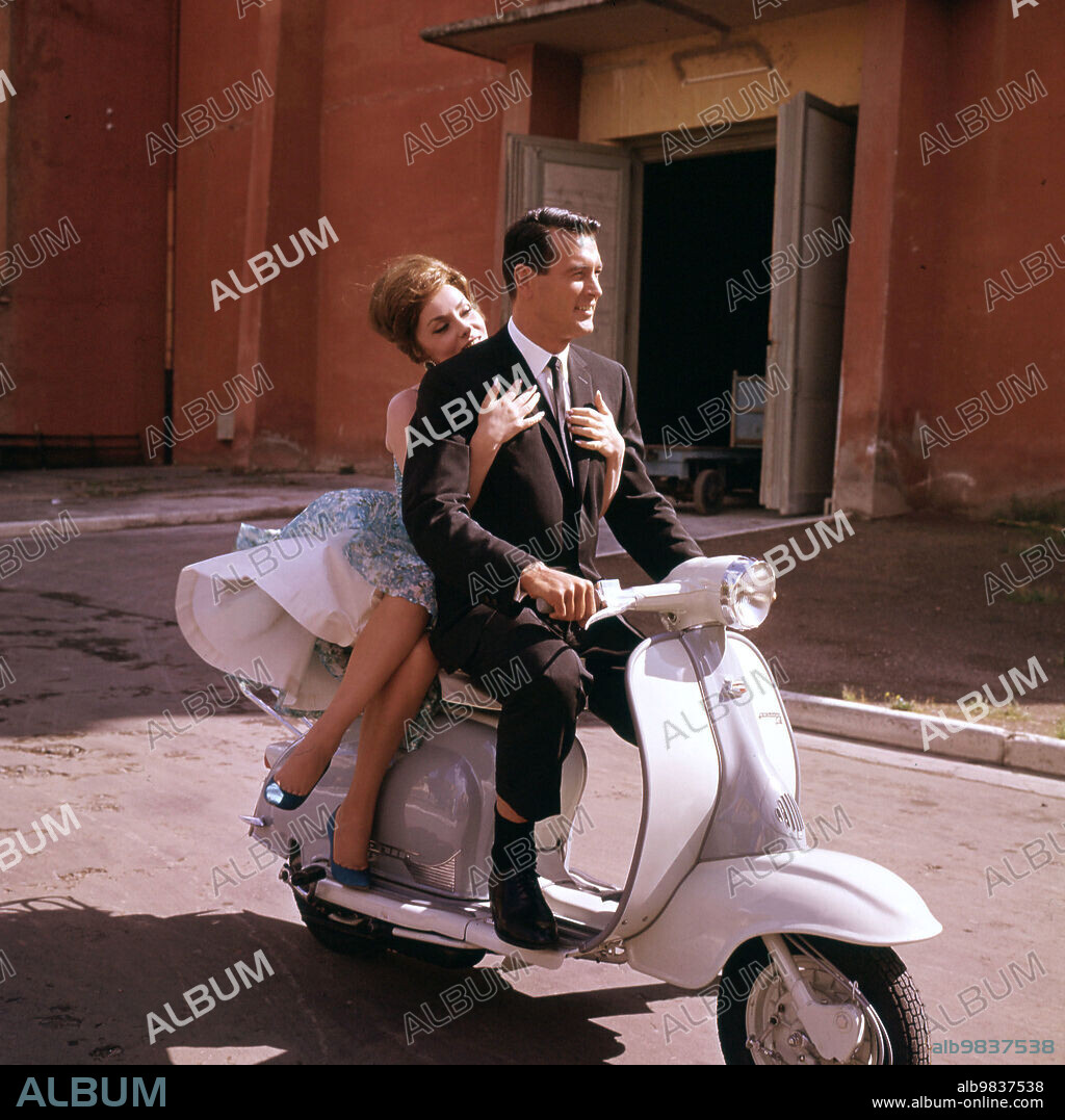 GINA LOLLOBRIGIDA and ROCK HUDSON in COME SEPTEMBER, 1961, directed by ROBERT MULLIGAN. Copyright UNIVERSAL INTERNATIONAL.