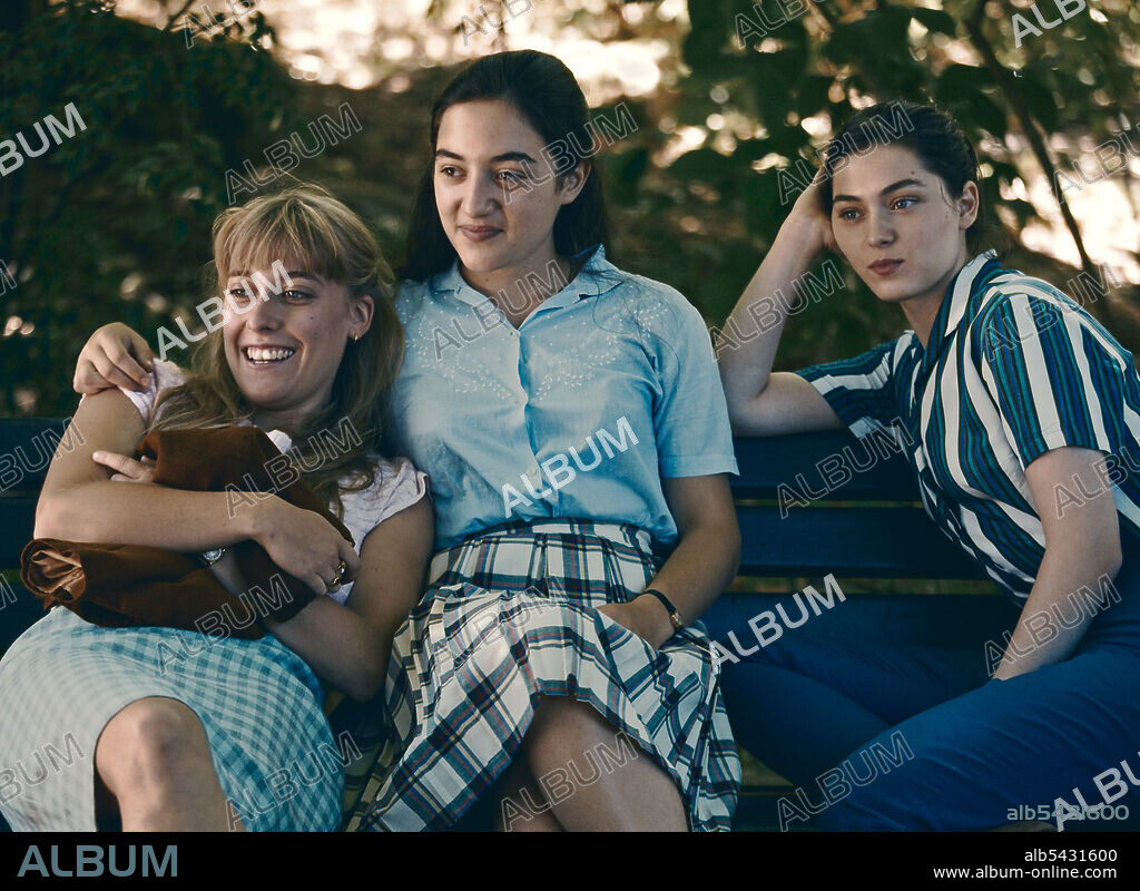 ANAMARIA VARTOLOMEI and LUANA BAJRAMI in HAPPENING, 2021 (L' EVENEMENT), directed by AUDREY DIWAN. Copyright FRANCE 3 CINEMA.
