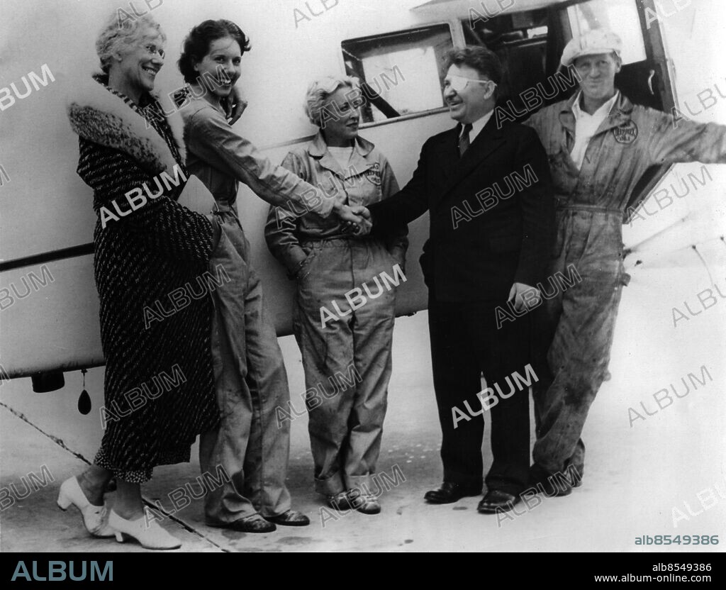 Orig. bildtext... GIRL ENDURANCE FLIERS IN THIRD ATTEMPT. Jean LaRene, and Mary Owens, Texas girls, who made two attempts on the women's flying endurence record, are shown above being wished success by Wiley Post, as they took off for the third time from Curtiss Reynolds Airport, near Chicago, Sept. 1st. Left to right: Mrs. W.B. Owens, mother of Mary; Mary Owens, Jean Larene, Wiley Post, and Kenneth Hunter, refuel pilot. 9/2/34. Anm. W Post, 1898-1935, känd amerikansk flygare Rekord Ögonlapp Enögd Handslag Flygare Lycka till Mary Owens Campbell Foto: ACME Newspictures, New York / AB Text & Bilder / SVT / kod: 5600 BCE748 sv/v kopia persons: WILEY POST;KENNETH HUNTER;MARY OWENS;JEAN LARENE sites: USA.