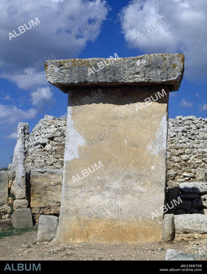 Prehistoria. Edad de los Metales. Edad del Bronce. Taula de Trepucó. Las taulas eran mesas en forma de T que probablemente eran utilizadas para el descarniamiento de los cadáveres y también con caracter religioso. Conjunto Talaiótico de Trepucó. Cultura Megalítica. Alrededores de Maó. Menorca. Islas Baleares. España.