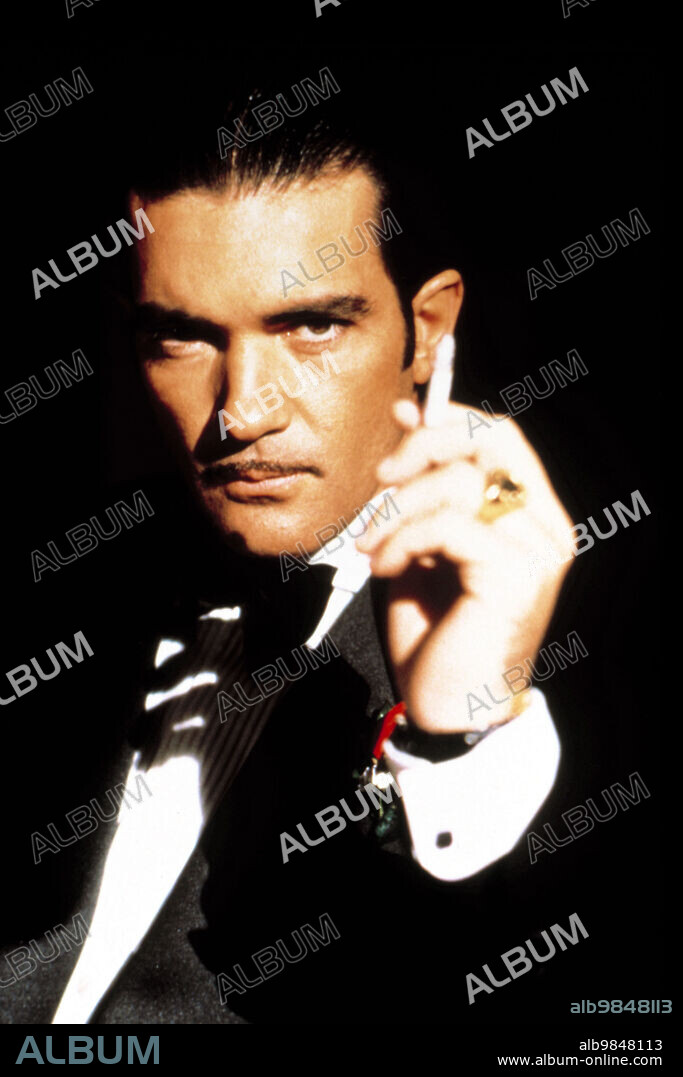 ANTONIO BANDERAS in FOUR ROOMS, 1995, unter der Regie von ALEXANDRE ROCKWELL, ALLISON ANDERS, QUENTIN TARANTINO und ROBERT RODRIGUEZ. Copyright MIRAMAX.