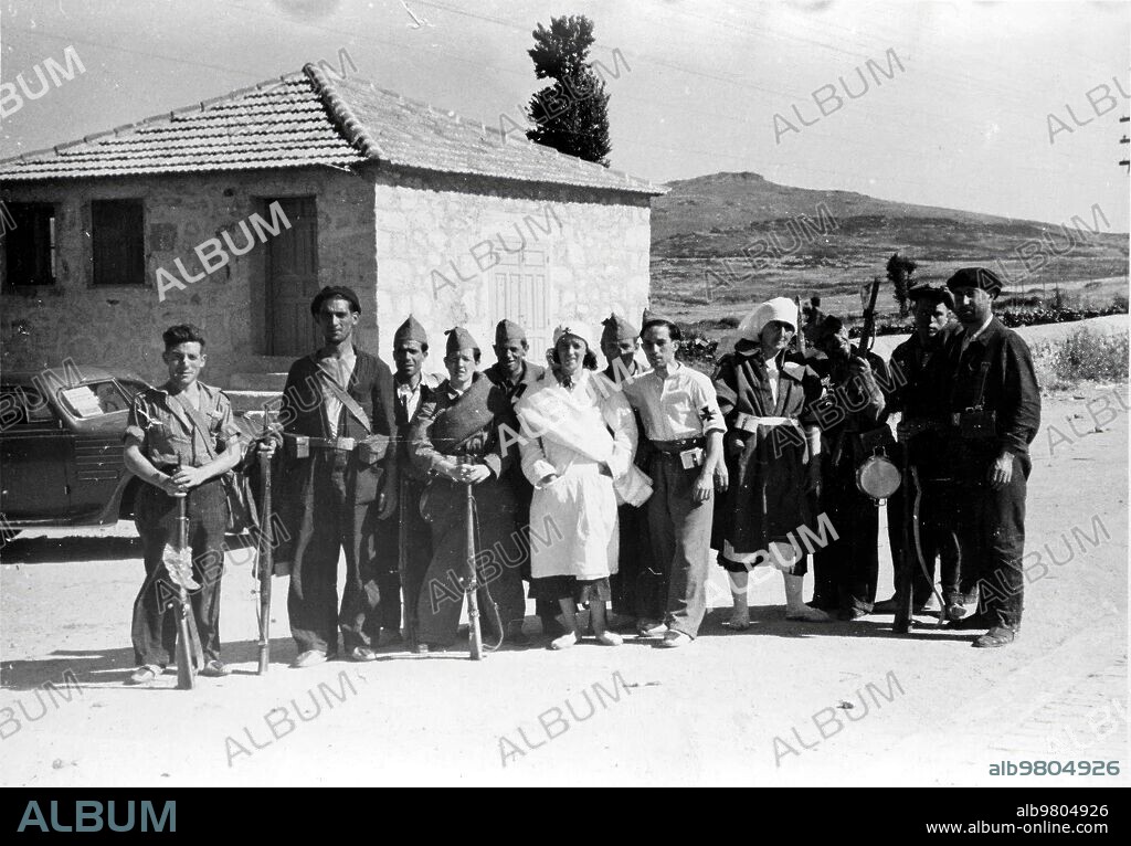 Agosto 1936. Enfermeras y Milicias, en la carretera de Somosierra, frente A una casa Convertida en puesto provisional para recoger Heridos, Practicantes, y la cuna de urgencia para su traslado al hospital de Sangre.
