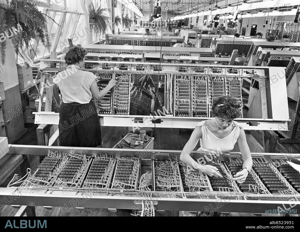 ARKIV - 1957. LM Ericsson Telefon AB i Midsommarkransen. Förbindning och koppling av koordinatväljare i stativ utföres huvudsaklingen av kvinnlig personal.. Foto: Ericsson / Handout / kod 10500. **OBLIGATORISK BYLINE: / **. **Endast för redaktionell användning. Bilden kommer från en extern källa och distribueras i sin ursprungliga form som en service till våra abonnenter**.