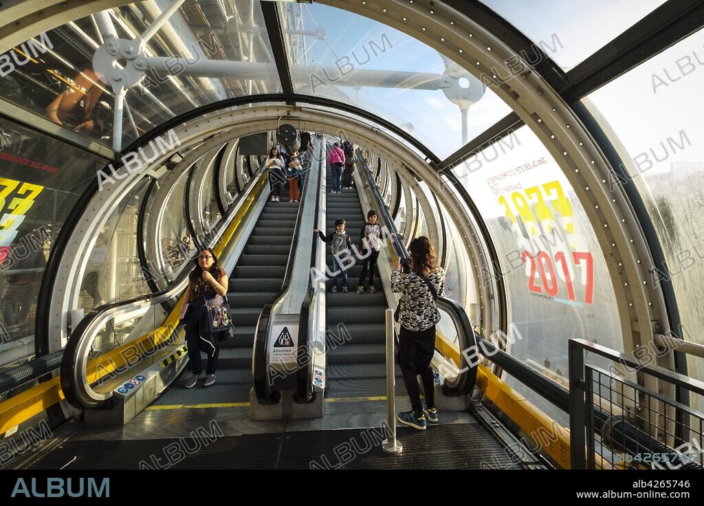 escaleras mecanicas, Centro Nacional de Arte y Cultura Georges Pompidou, Paris, France,Western Europe.