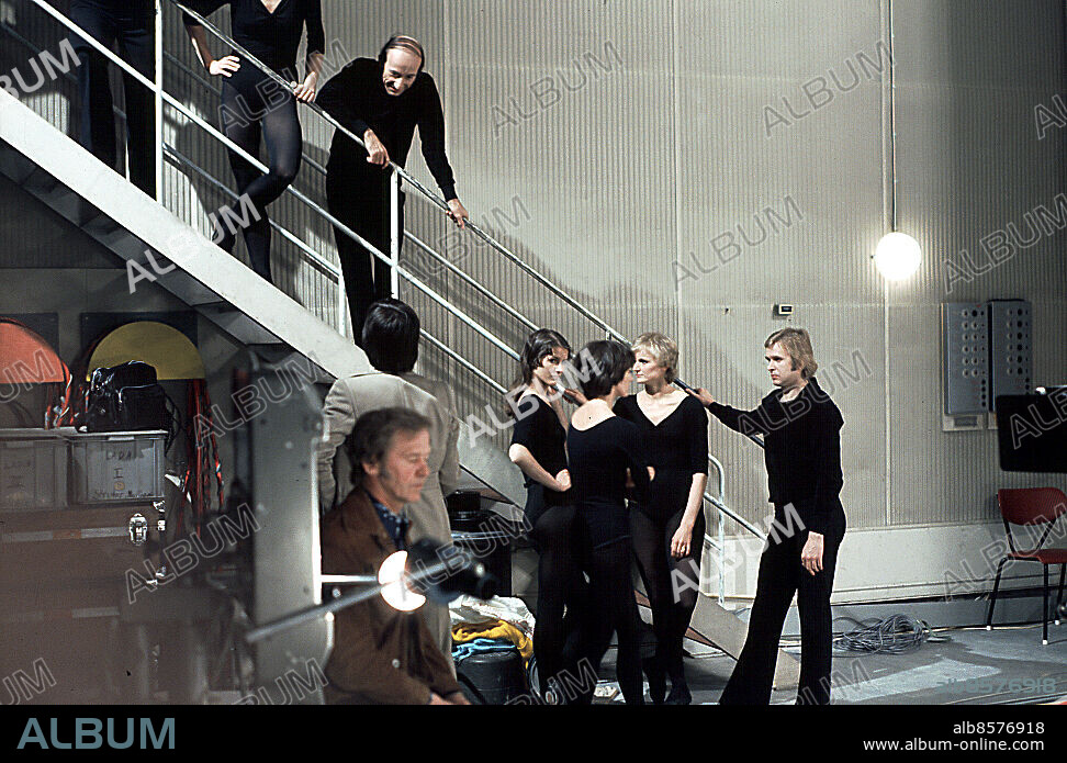 MALMÖ 1975.. Under inspelning i studio 8: Lennart Mårtensson från rekvisitan vid rulltext- maskinen och dansare under rep. persons: LENNART MÅRTENSSON sites: SVERIGE ;MALMÖ ;SR-MALMÖ ;STUDIO 8.