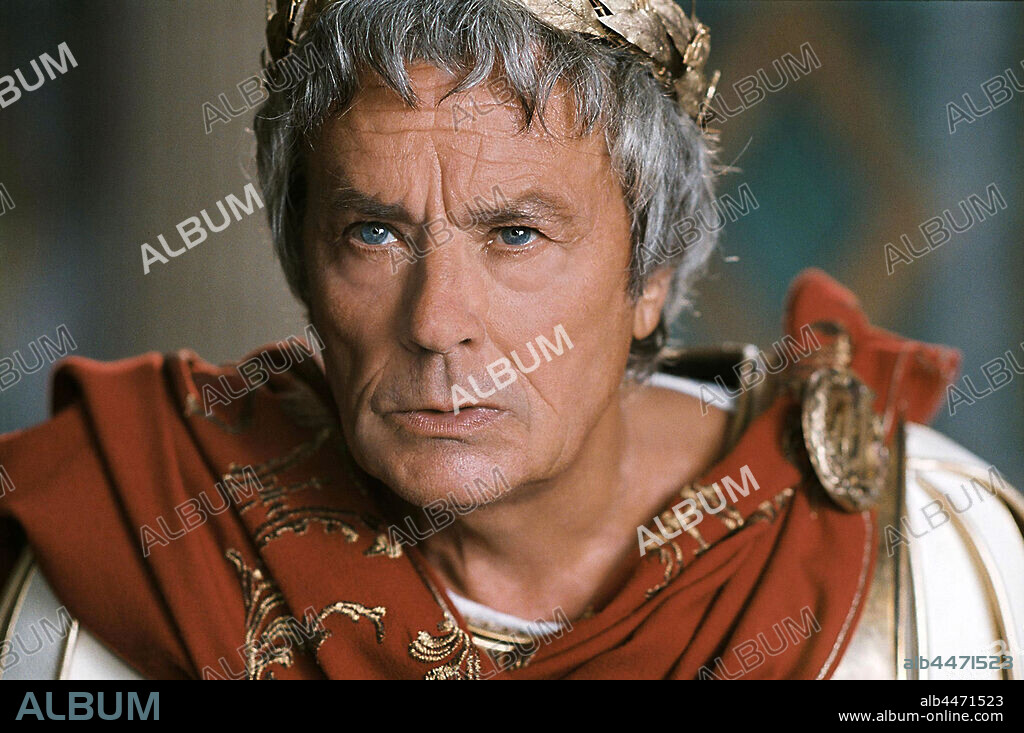 ALAIN DELON dans ASTÉRIX AUX JEUX OLYMPIQUES, 2008, réalisé par FREDERIC FORESTIER et THOMAS LANGMANN. Copyright PATHE RENN PRODUCTIONS/LA PETITE REINE/TF1 FILMS PROD./TRIPI.