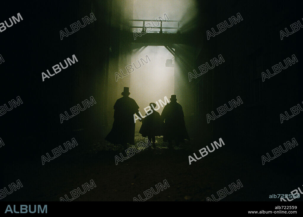 BARNEY CLARK, JAMIE FOREMAN and MARK STRONG in OLIVER TWIST, 2005, directed by ROMAN POLANSKI. Copyright OLIVER TWIST PRODUCTIONS LLP / FERRANDIS, GUY.