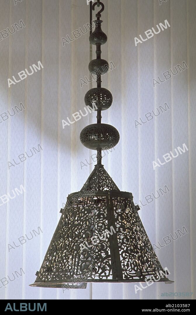 LAMPARA DE BRONCE DE LA ALHAMBRA DECORADA CON MOTIVOS FLORALES Y GEOMETRICOS. NAZARI.(DEPOSITO: MUSEO ARQUEOLOGICO NACIONAL).