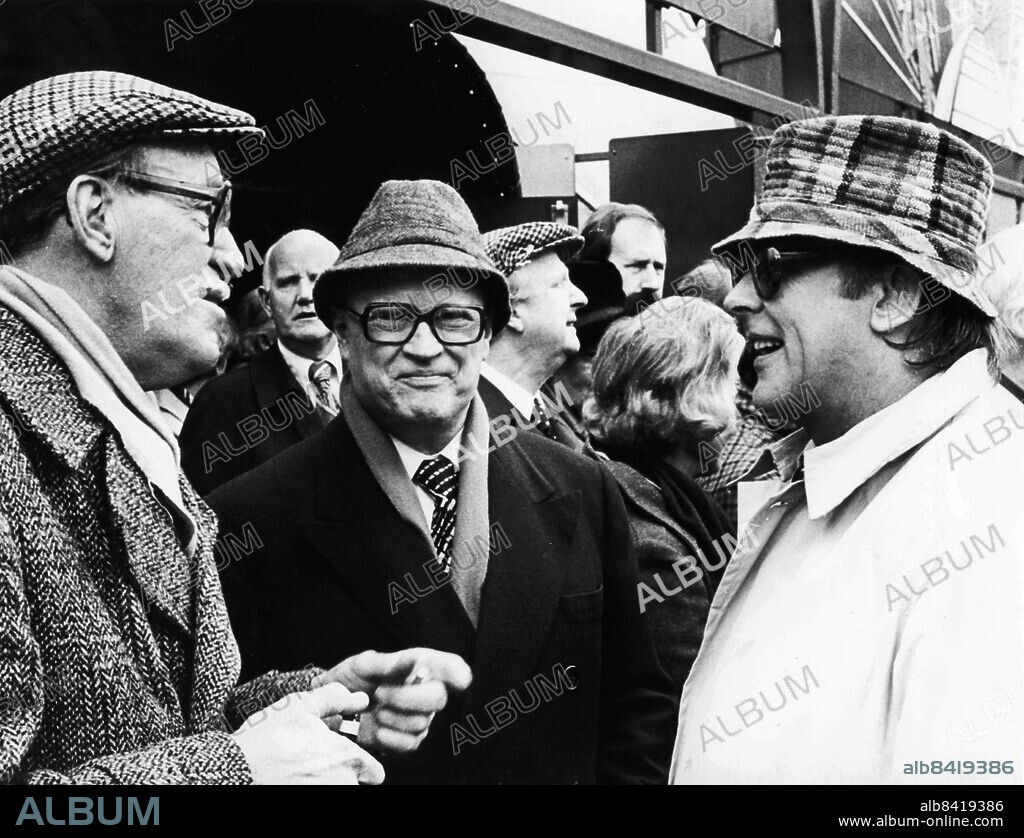 GÖTEBORG 1979-04-22.. Povel Ramel gratuleras av Torsten Lilliecrona och Sven-Bertil Taube till Lisebergs nyinstiftade pris Applåden. *** Local Caption *** GP Foto: Walter Hedén / Kamerareportage / TT / Kod: 2524.