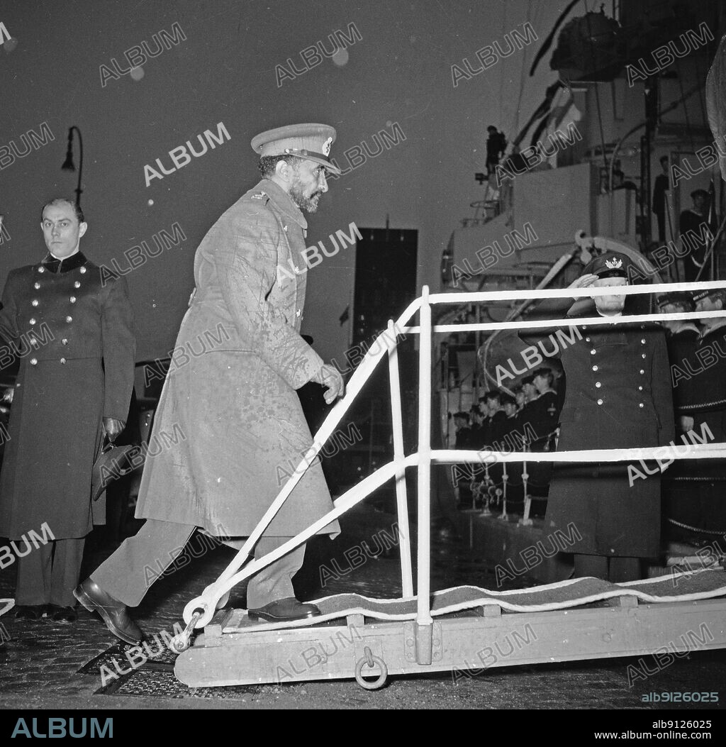 Horten, 1954-11-19 Ethiopia's Emperor Haile Selassie on an official visit to Norway. He boardes the fighter "Oslo". Photo; Ntb.
