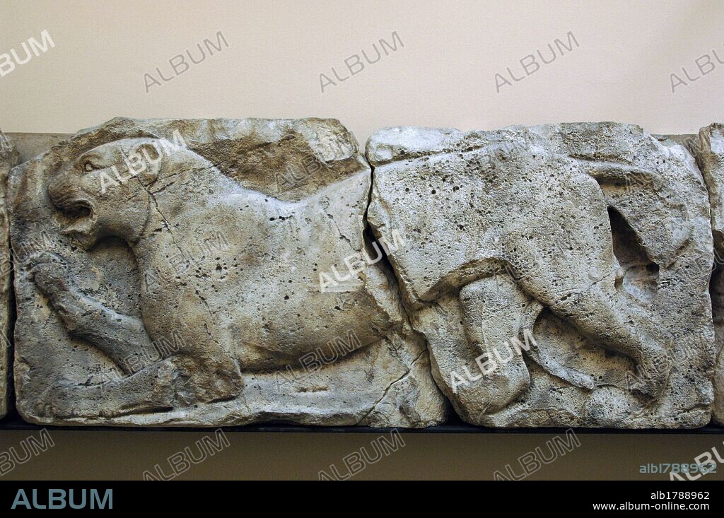 ARTE GRIEGO. TURQUIA. S. V a. C. Relieve de piedra caliza decorado con una PANTERA. Relieve procedente de un friso de animales que decoraba la parte alta del podio del Edificio G de la Acrópolis de Xanthos (Janto). Realizado durante el reinado del rey Kuprlli (480-440 a. C.). Museo Británico. Londres. Inglaterra. Reino Unido.