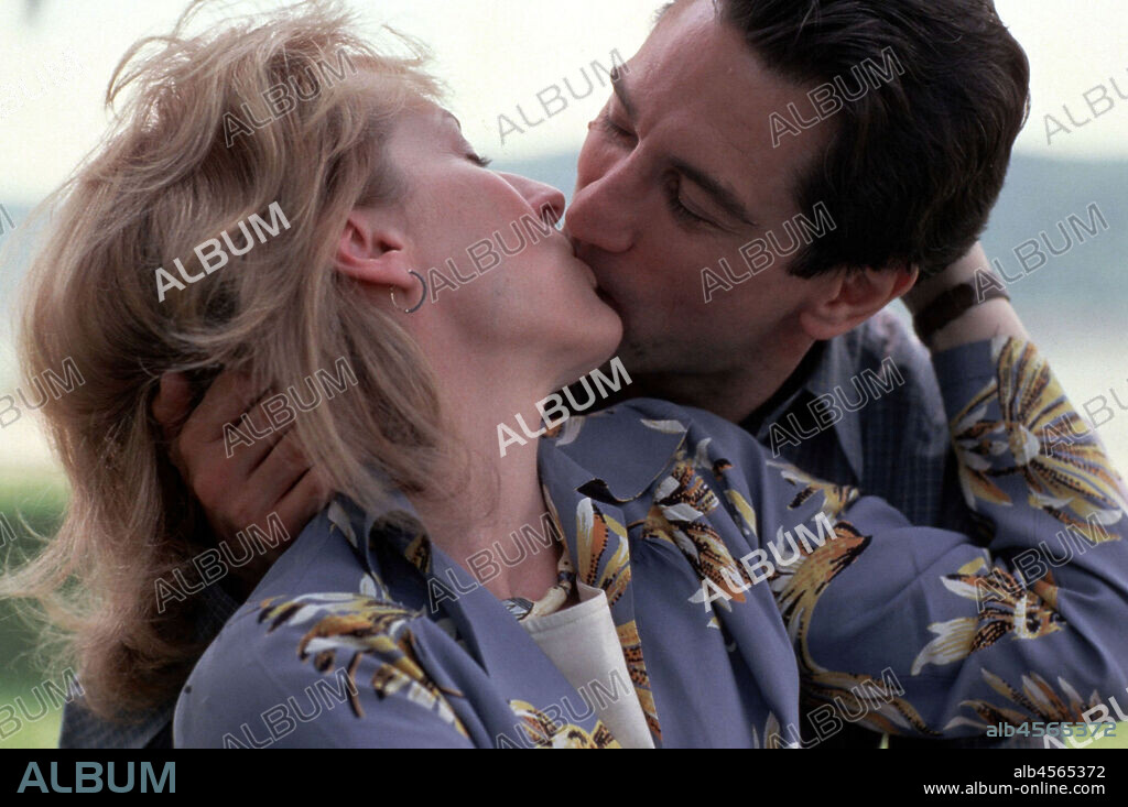 MERYL STREEP and ROBERT DE NIRO in FALLING IN LOVE, 1984, directed by ULU GROSBARD. Copyright PARAMOUNT PICTURES.