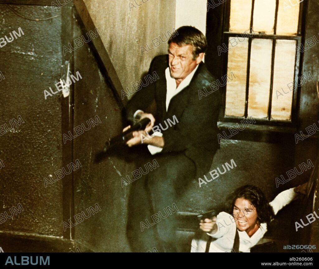 ALI MacGRAW and STEVE MCQUEEN in THE GETAWAY, 1972, directed by SAM PECKINPAH. Copyright WARNER BROTHERS.