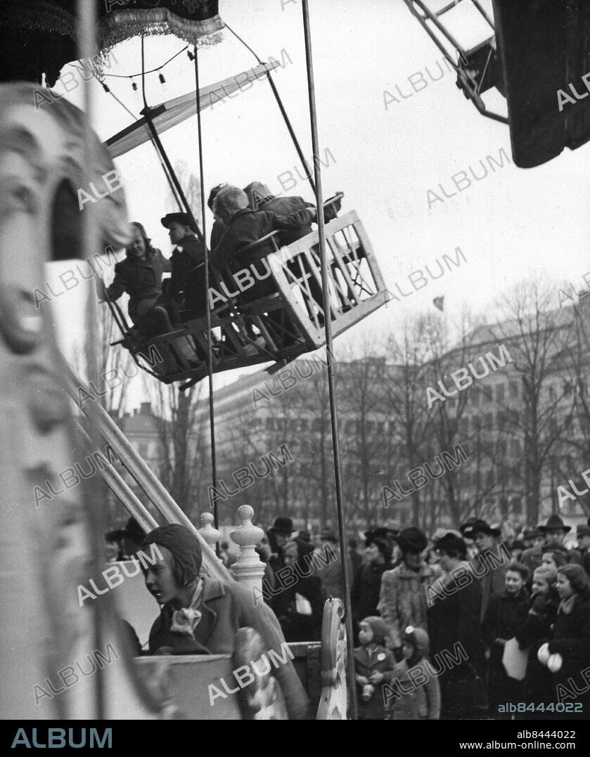 Stockholm 1944-05-07. Tivoli i Kungsträdgården i samband med Röda Kors-veckan. Foto: SvD / TT / kod 12014.