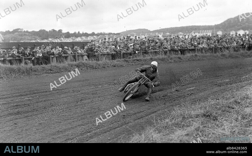 Göteborg 1938-09-11 - Speedway eller jordbanetävling med motorcyklar på motorbanan i Sävedalen - i *** Local Caption *** GT Låda 1938-September-01. KAMERAREPORTAGE.