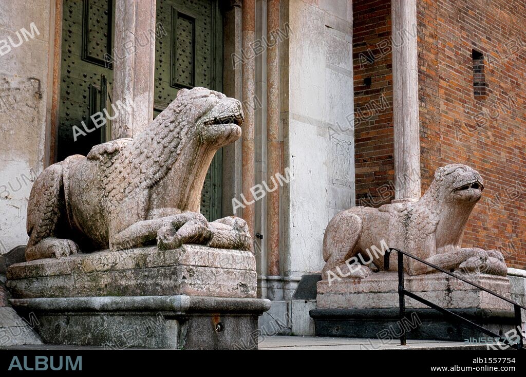 ARTE ROMANICO. ITALIA. SIGLO XII. ESCULTURA DE UN LEON situada en una de las puertas laterales de la CATEDRAL. CREMONA. Región de la Lombardía.