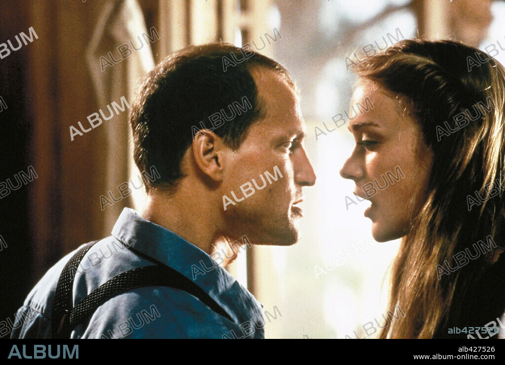 CHLOE SEVIGNY y WOODY HARRELSON en SEDUCCIÓN LETAL, 1998 (PALMETTO), dirigida por VOLKER SCHLONDORFF. Copyright CASTLE ROCK ENTERTAINMENT / BALDWIN, SIDNEY.