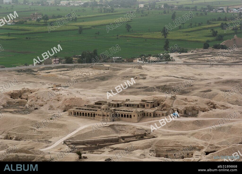 Templo Deir El Bahary.  Significa "El convento del Norte" y es un complejo de templos funerarios y tumbas que se encuentra en la ribera occidental del río Nilo, en el IV nomo del Alto Egipto, frente a la antigua ciudad de Tebas, la actual Luxor, en Egipto.