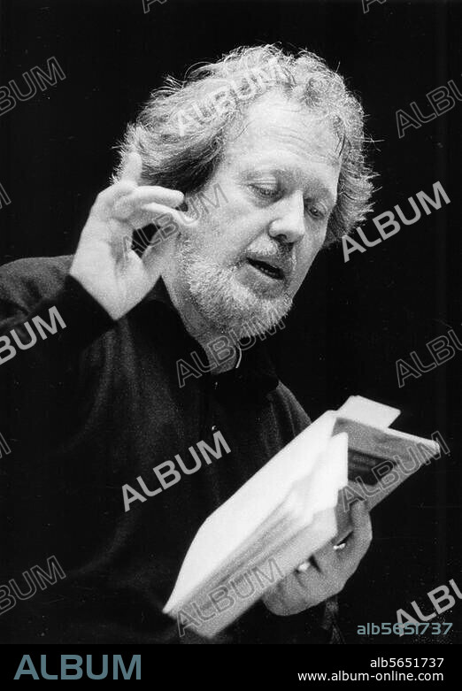 Nelson, John American conductor. born 6.12.1941 in San José (Costa Rica). John Nelson during a rehearsal with the Staatsphilharmonie Rheinland-Pfalz. Photo c. 2000.
