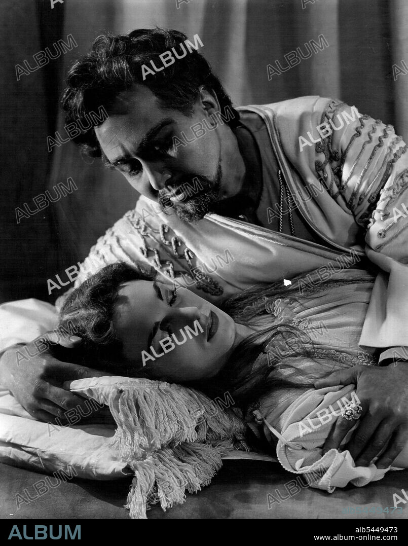 Anthony Quayle as Othello and Barbara Jefford as Des Demona. January 3, 1954. (Photo by Angus McBean).