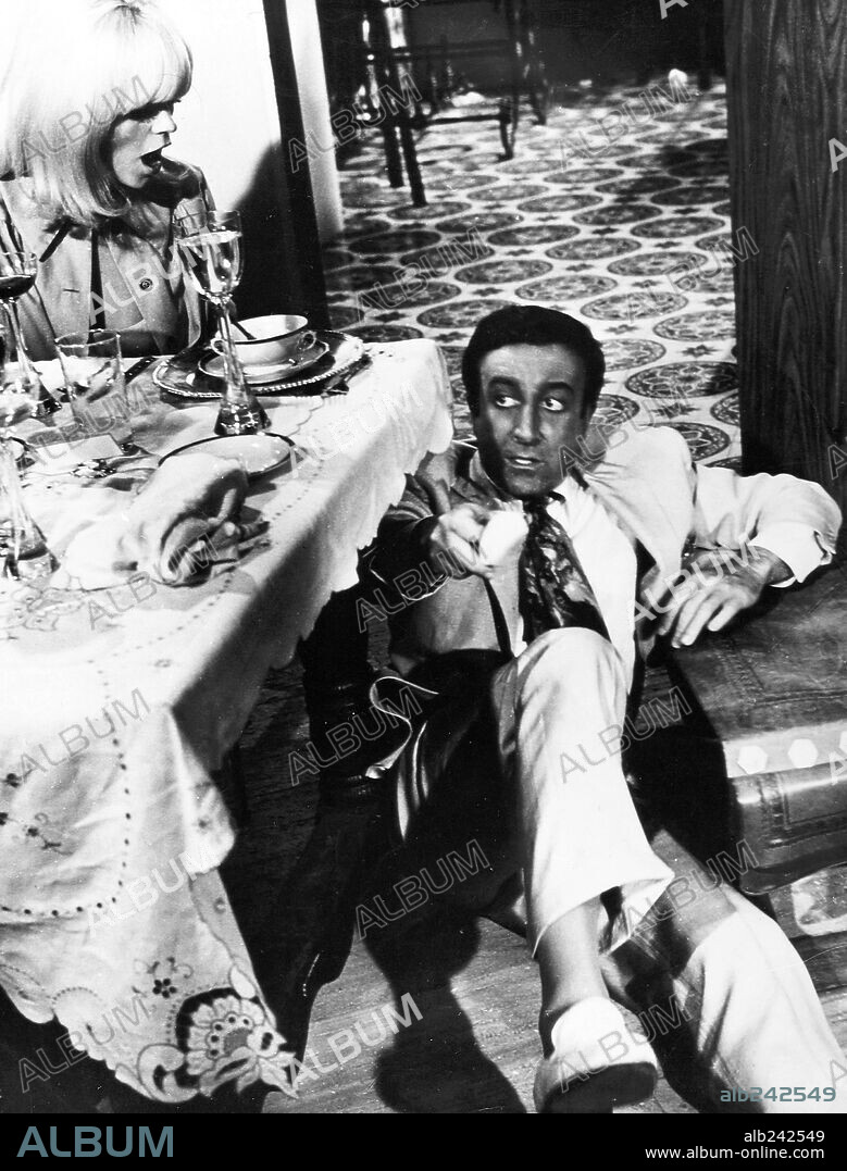 PETER SELLERS en EL GUATEQUE, 1968 (THE PARTY), dirigida por BLAKE EDWARDS. Copyright UNITED ARTISTS.