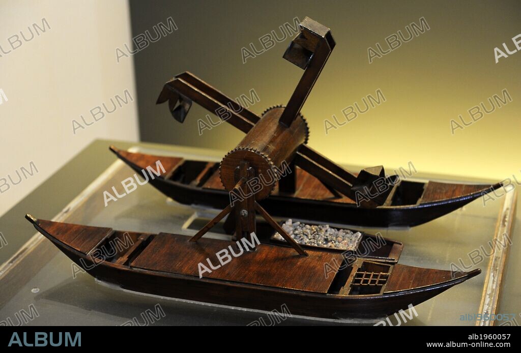 Artilugio para el Dragado de los sedimentos de las aguas. Maqueta interpretada por Louis Tursini, años 1952-1953 según dibujos de Leonardo Da Vinci (s. XV). El modelo representa una draga coloca entre dos barcos. Su función era limpiar el fondo de los canales. Museo Nacional de la Ciencia y la Tecnología Leonardo Da Vinci. Milán. Italia.