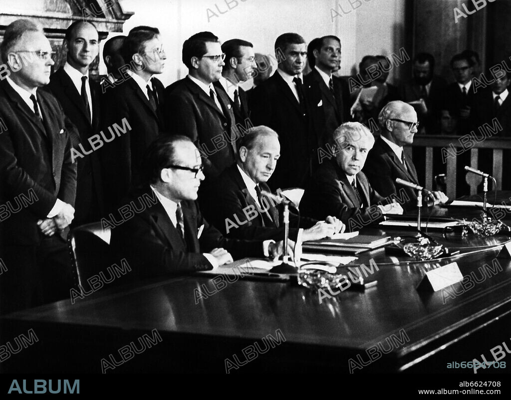 PJOTR ANDREJEWITSCH ABRASSIMOW, ROGER JACKLING, KENNETH RUSH und JEAN SAUVAGNARGUES. The ambassadors of the four occupying powers France, USA, Great Britain, and the Soviet Union short before signing the Four-Power Agreement on Berlin on 3 September 1971 in the former building of the Allied Control Council in Berlin-Schöneberg. In the picture (l-r): Jean Sauvagnargues (France), Sir Roger Jackling (Great Britain), Pjotr Abrasimov (Soviet Union), and Kenneth Rush (USA). 03/09/1971