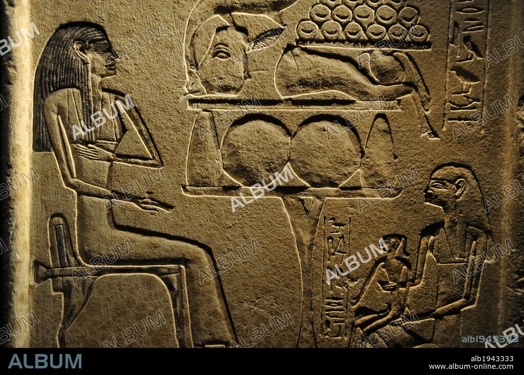 ARTE EGIPCIO. EGIPTO. ESTELA de la mujer ItenHab. La difunta, sentada ante una mesa de ofrendas llena de alimentos. Al lado, una criada con el hijo de ItenHab. Imperio Medio. Reinado de Sesostris II. 1877-1870 a. C. Museo Carlsberg Glyptotek. Copenhague. Dinamarca.
