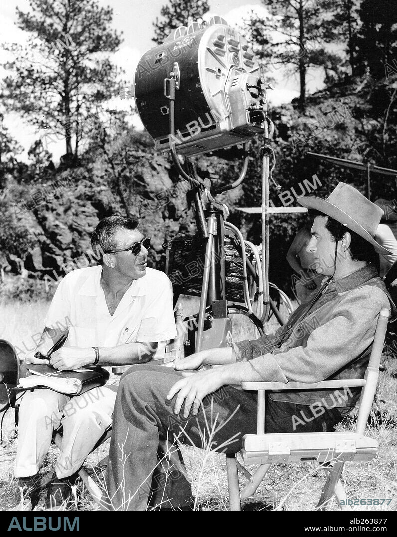 RICHARD BROOKS y STEWART GRANGER en LA ÚLTIMA CAZA, 1956 (THE LAST HUNT), dirigida por RICHARD BROOKS. Copyright M.G.M.