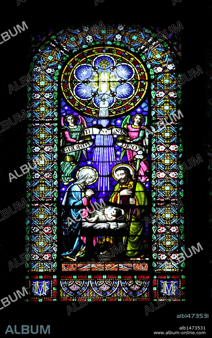 VIDRIERA con la representación del NACIMIENTO DE JESUS o NATIVIDAD. Dibujada por Enric Monserdà i Vidal (1850-1926), realizada en los Talleres de Eudald Ramón Amigo (1828-1885). BASILICA DEL MONASTERIO DE MONTSERRAT. Cataluña. España.