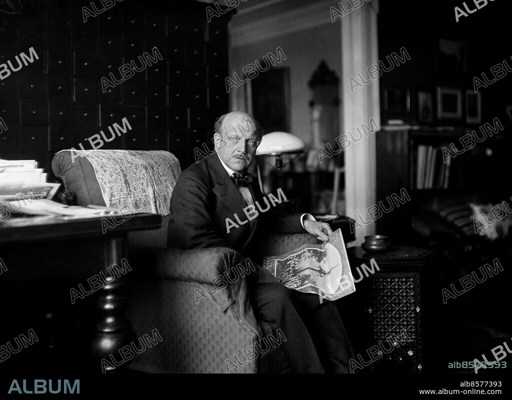 ARKIV 1939 . Teaterchefen och skådespelaren Albert Ranft (1858-1938) i sitt hem. Ranft var under en period chef för samtliga privatteatrar i Stockholm.. Theatre director Albert Ranft at his home. Foto: TT / Kod 1900.