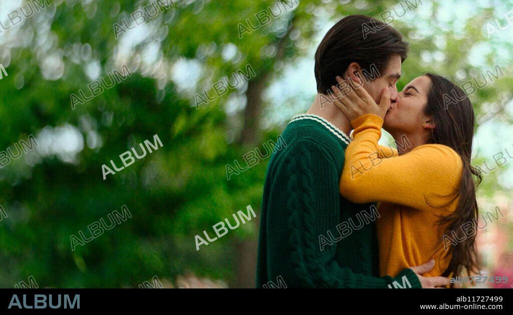 FELIX MALLARD y ISABELA MERCED en MIL VECES HASTA SIEMPRE, 2024 (TURTLES ALL THE WAY DOWN), dirigida por HANNAH MARKS. Copyright Temple Hill Entertainment / New Line Cinema.