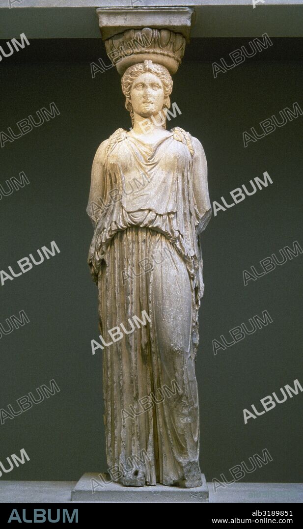 CARIATIDE (siglo V a. C.). Detalle de una KORAI o doncella que formaba parte de la llamada "Tribuna de las Cariátides", situada en el Erecteion (Acrópolis de Atenas, Grecia). British Museum. Londres. Inglaterra.