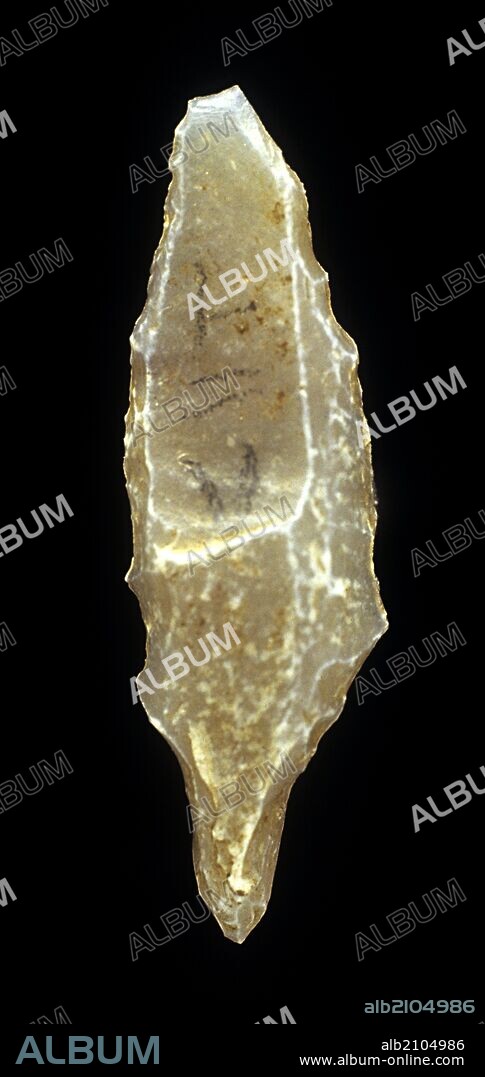 PIEZA DE AJUAR PALEOLITICO: PUNTA DE FLECHA DE FONT ROBERT, DE LA CUEVA DEL EL PENDO (DEPOSITO: MUSEO ARQUEOLOGICO NACIONAL).