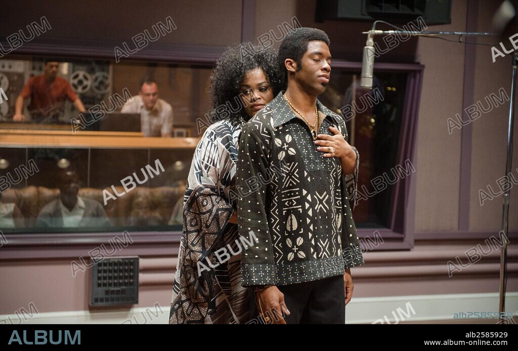 CHADWICK BOSEMAN and JILL SCOTT in GET ON UP, 2014, directed by TATE TAYLOR. Copyright IMAGINE ENTERTAINEMT/JAGGED FILMS/WYOLAH FILMS.