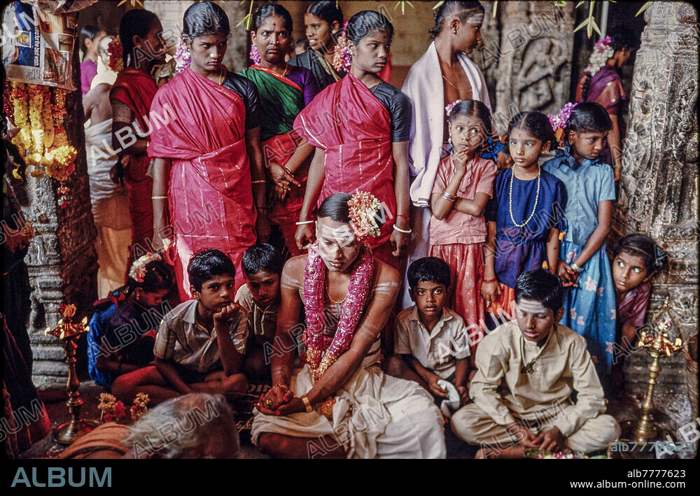 Ethnology / India. - In the temple of Shiva Kama Sundari Ambigai in Chidambaram, Tamil Nadu: wedding (Vivaha) of a twenty-one-year-old priest of the temple and his seventeen-year-old bride after traditional Hindu rites: The bridegroom and his family during the ceremony. - Photo, January 1993.