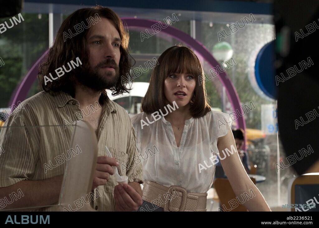 ELIZABETH BANKS and PAUL RUDD in OUR IDIOT BROTHER, 2011, directed by JESSE PERETZ. Copyright BIG BEACH FILMS.