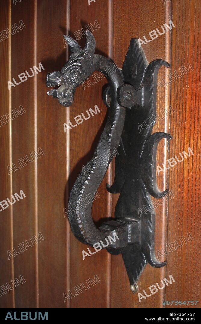 LLAMADOR DE PUERTA O ALDABA CON FORMA DE DRAGON.