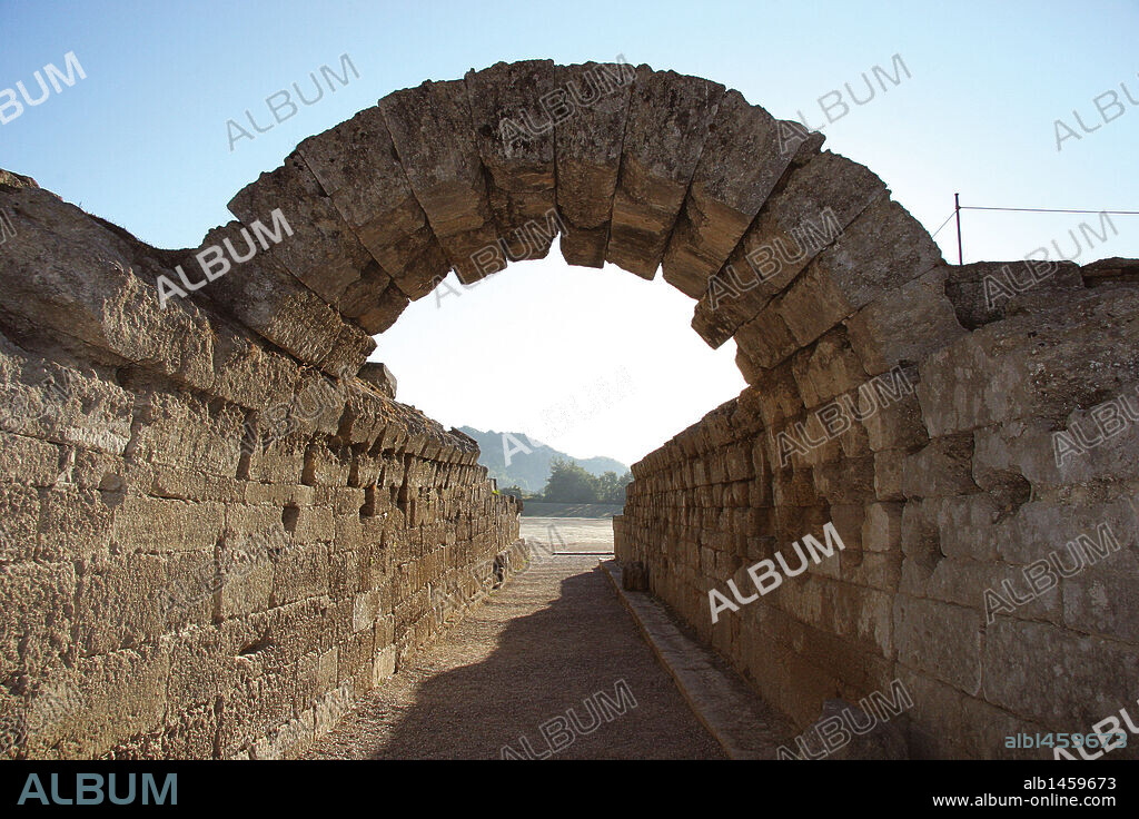 ARTE GRIEGO. GRECIA. OLIMPIA. Vista del Estadio accediendo por la bóveda que se conserva del antiguo "pasillo", creado en el siglo III a. C. Peloponeso.