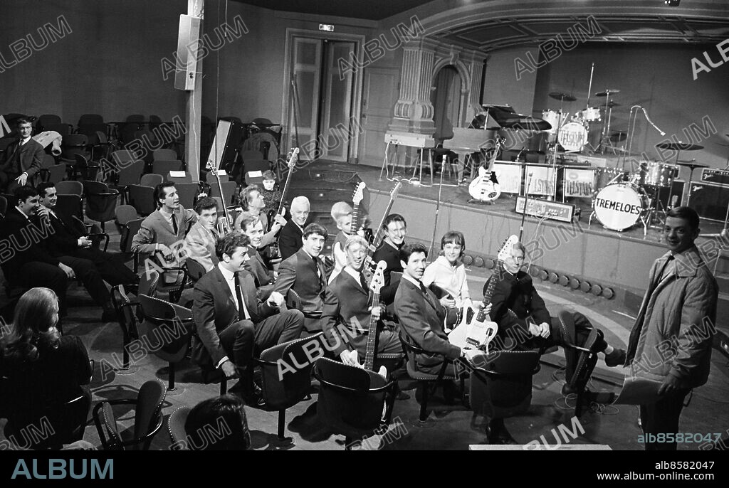 DROP IN 1964 Brian Pole and The Tremeloes, Heinz and The Saints samt Bibbi Ander persons: DAVE MUNDEN;ALAN BLAKELEY;ALAN HOWARD;RICKY WEST;BRIAN POOLE;HEINZ BURT;BIRGITTA ANDRESEN sites: TYSKLAND*;STORBRITANNIEN*;STOCKHOLM;SVERIGE PhotoDate:1964-??-??.