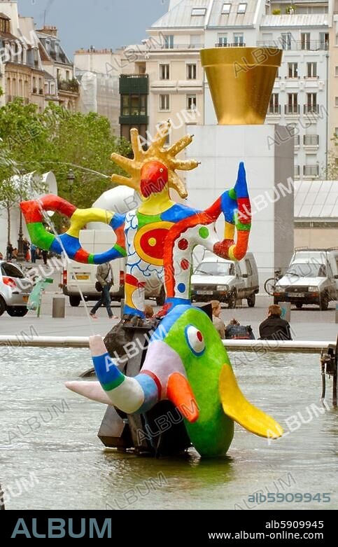 Paris (Frankreich), 4. Arr., Beaubourg, Fontaine Stravinsky - Strawinsky-Brunnen vor der Südseite des Centre Pompidou. (1983 von Jean Tinguely, 1925-1991, und Niki de Saint-Phalle, 1930-2002). Teilansicht mit Skulpturen von Niki de Saint-Phalle. Foto, 27.5.2006.