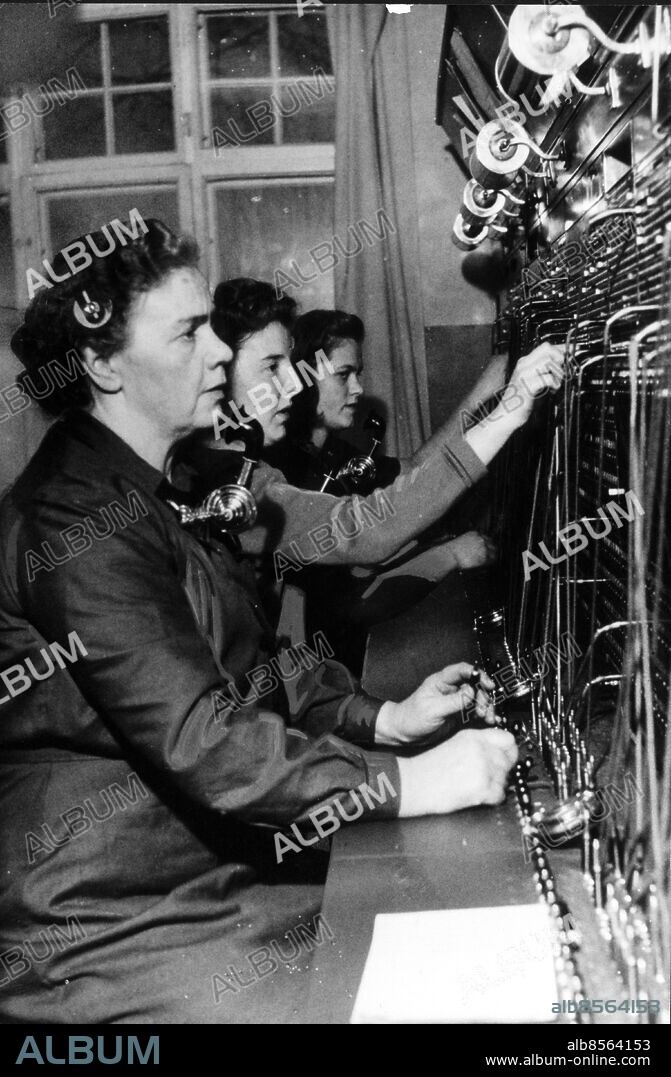 ARKIV 19490123 - Telefonister i Tumba telefonväxel. Fr v Lilly Johansson, Tekla Lindström och Ingrid Blomberg. Foto: TT Kod: 190 . COPYRIGHT SCANPIX SWEDEN.