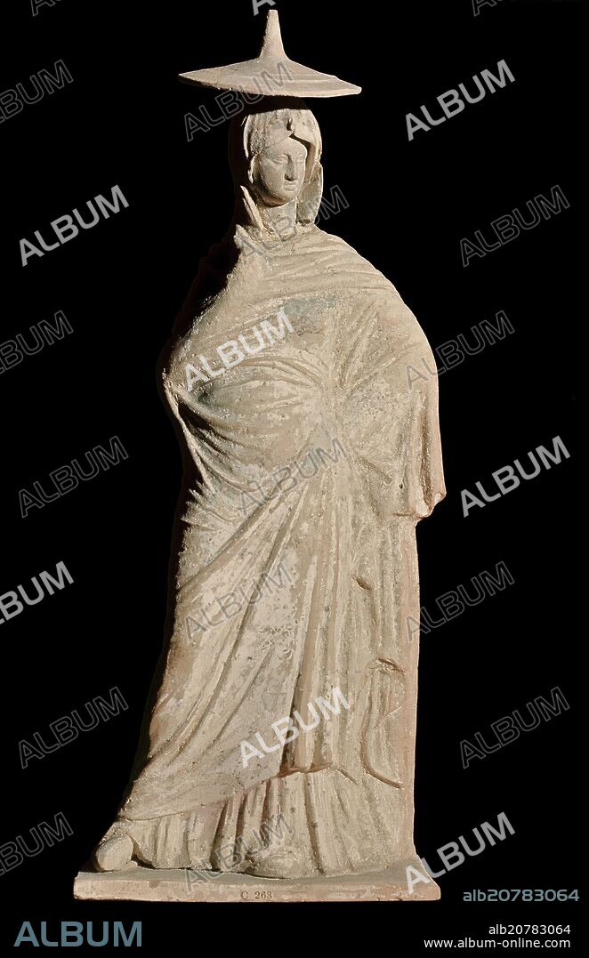 TERRACOTA DE TANAGRA - MUJER CON VESTIDO DE CALLE Y THOLIA (SOMBRERO PUNTIAGUDO) - SIGLO III AC.