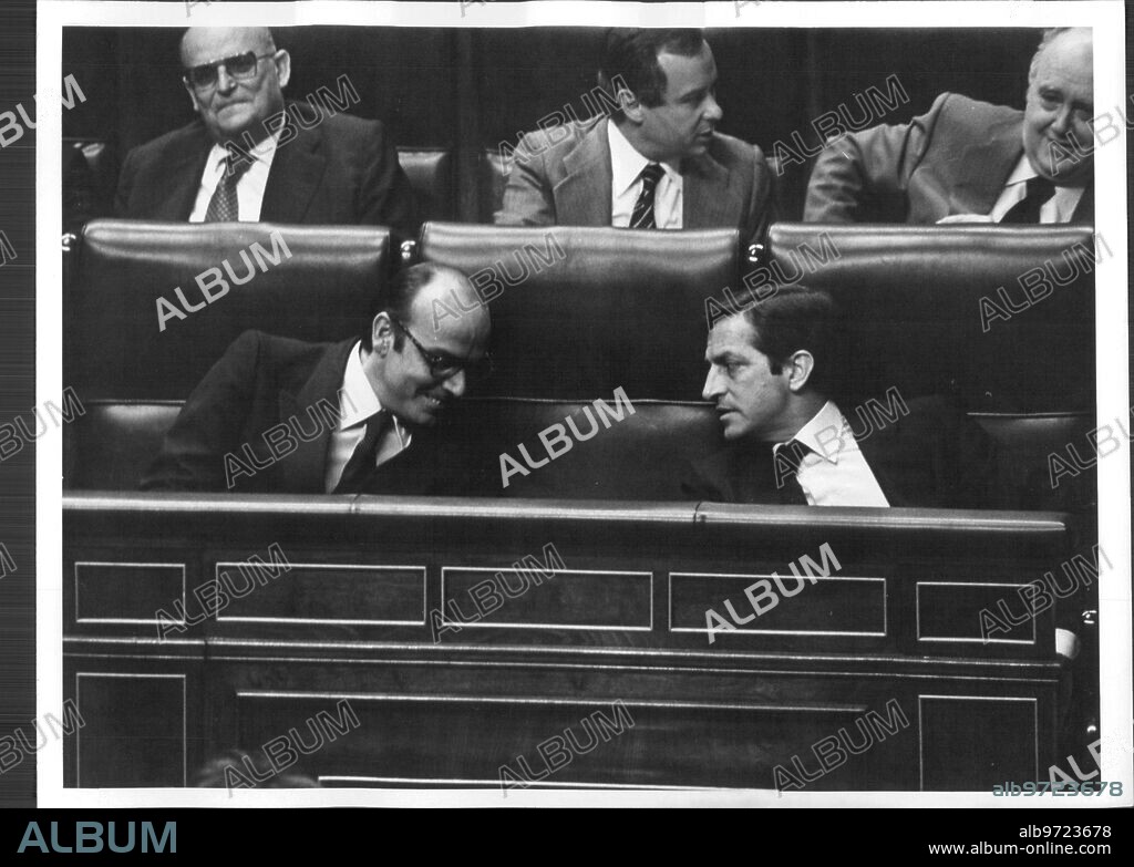 Adolfo Suárez and Fernando April Martorell, president and vice president of the government, speak at the Congress of Deputies.