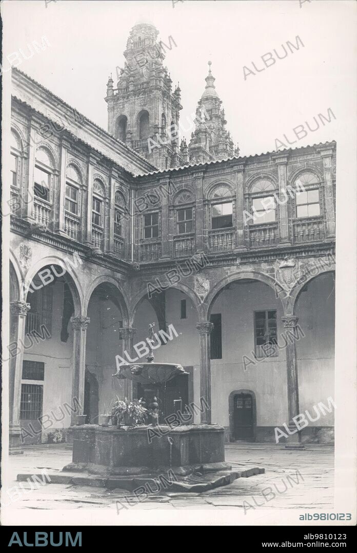 1953. Patio interior del hospital real Utilizado para la hospedería del Peregrino. Al Fondo, las Torres de la catedral de Santiago.