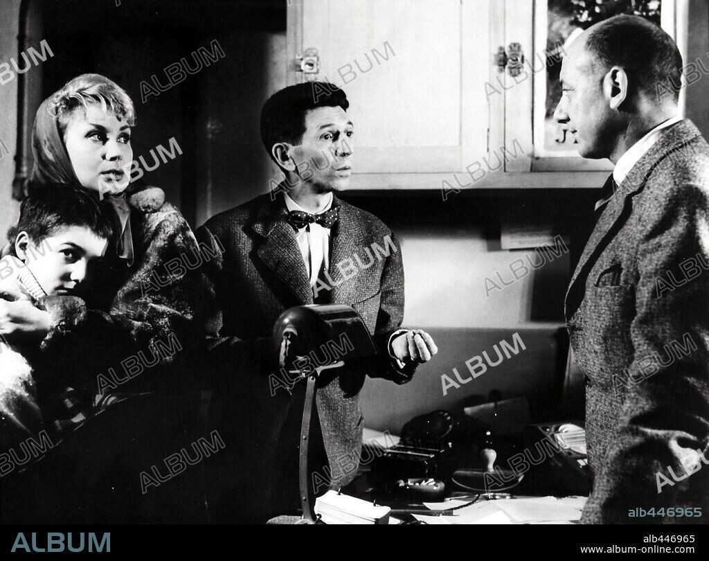 CLAIRE MAURIER et JEAN-PIERRE LEAUD dans LES QUATRE CENTS COUPS, 1959, réalisé par FRANCOIS TRUFFAUT. Copyright SEDIF, LES FILMS DU CAROSSE/JANUS.